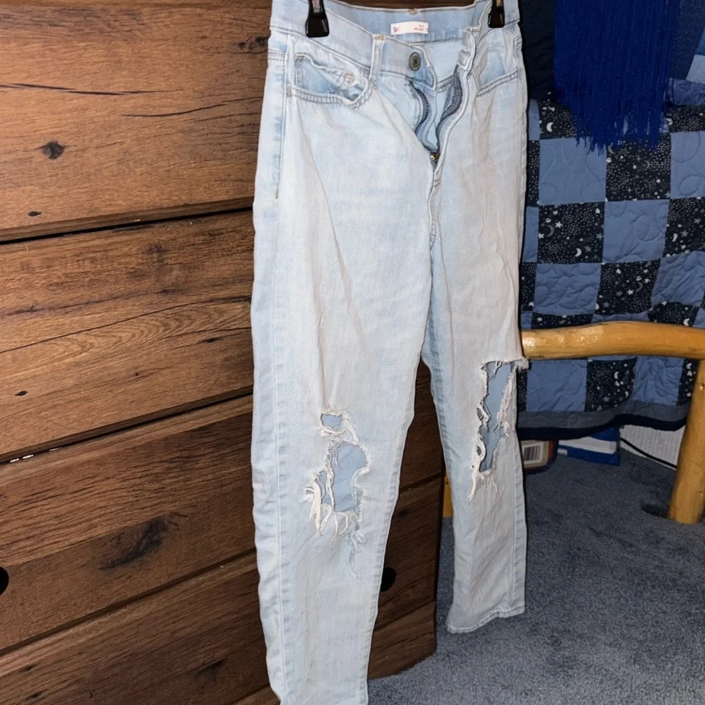 High Rise Mom Ripped Jeans - Picture 4 of 4